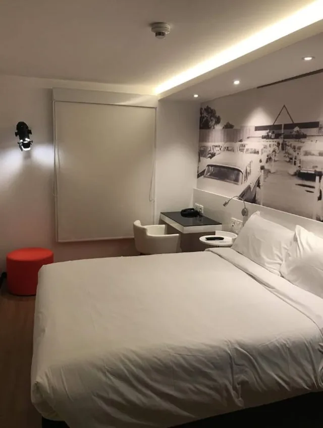 Standard Double Bed, Ibis Styles Montevideo Biarritz 1/10