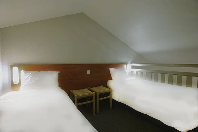 غرفة رباعية بسرير مزدوج وسريرين منفصلين، B&B HOTEL Avignon 1 1/9