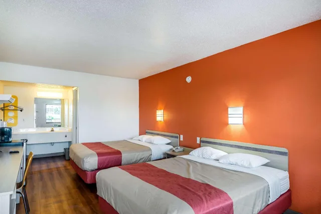 غرفة بسريرين كوين لغير المدخنين، Motel6 Anniston, AL 1/6