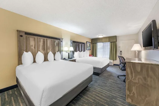 غرفة بسريرين كوين لذوي الإعاقة، Best Western Americana Inn 2/3