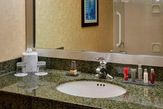 غرفة كبيرة بسرير كينج مع أريكة، Marriott Milwaukee West 3/3
