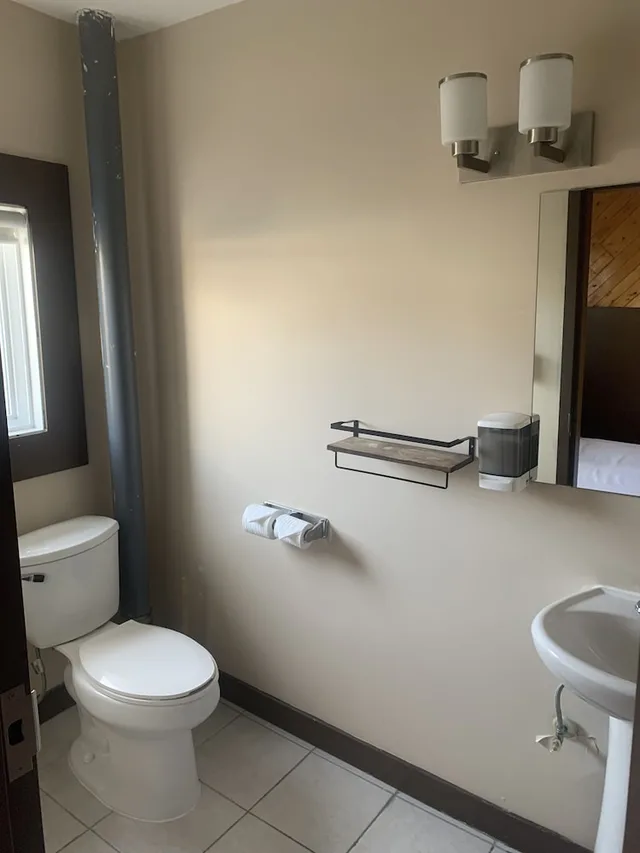 غرفة ديلوكس بسرير كوين، Canmore Hotel Hostel 2/3