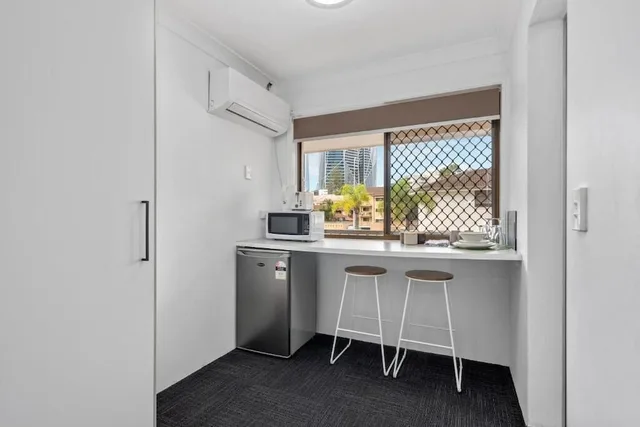 غرفة عائلية بسريرين منفصلين وسرير كوين وسرير بطابقين، Gold Coast Inn 8/8