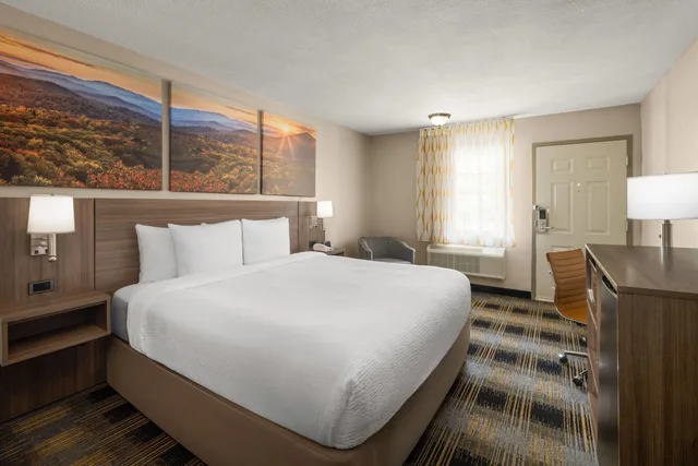 غرفة بسرير كينج للمدخنين، Days Inn by Wyndham Canton 3/4