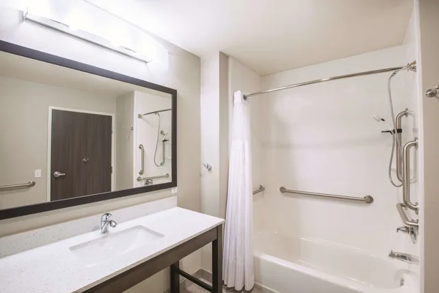غرفة بسرير كينج لذوي الإعاقة، La Quinta Inn Stes By Wyndham Tulsa Broken Arrow 3/4