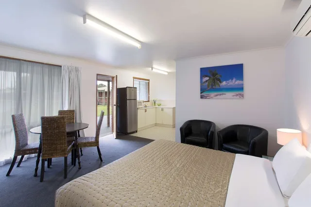 غرفة بسرير كينج وسرير فردي بمطبخ صغير، Best Western Colonial Village Motel 2/3
