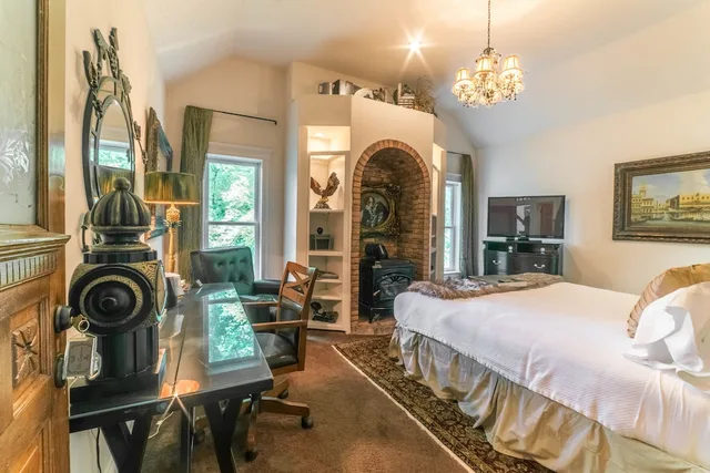Emperor, King Bed، The Victoria B & B 3/4
