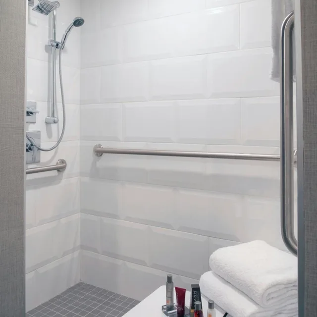 غرفة بسرير كوين بحوض استحمام لذوي الإعاقة، Kansas City Airport Marriott 7/7