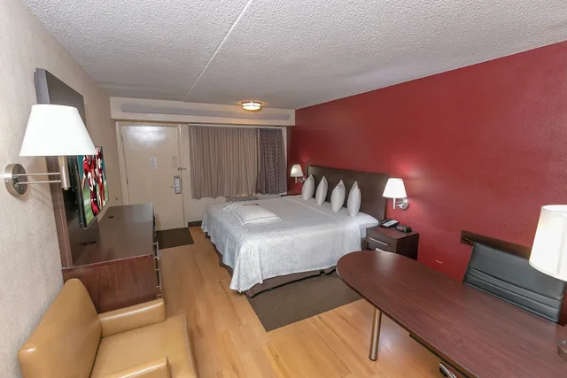 Premium, King Bed, Accessible, Red Roof PLUS Washington DC - Oxon Hill 2/6