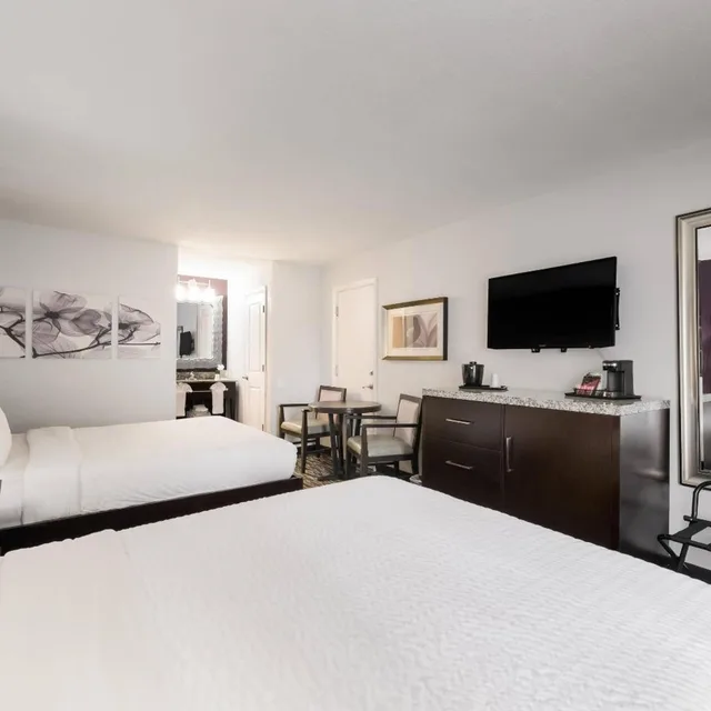 Room, 2 Queen Beds, Pool Side، Clarion Inn & Suites Across From Universal Orlando Resort 3/7