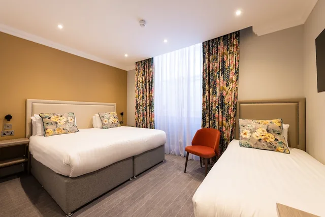 غرفة ثلاثية بسرير كينج وسرير فردي، Byron Hotel 2/7