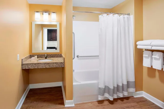 جناح تنفيذي بسرير كوين مع أريكة بحوض استحمام لذوي الإعاقة، TownePlace Suites by Marriott Harrisburg Hershey 5/6