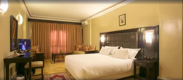 غرفة عائلية بسرير كينج مع أريكة، Diwane Hotel Spa Marrakech 1/1