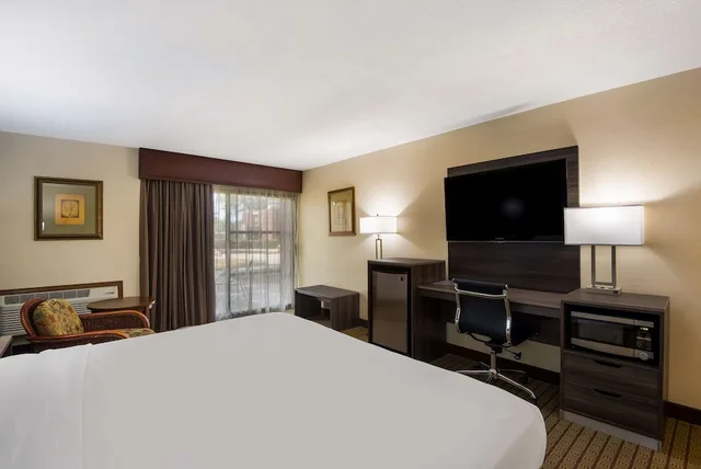 غرفة قياسية بسرير كينج بإطلالة على الفناء بشرفة، Best Western Prairie Inn & Conference Center 2/4
