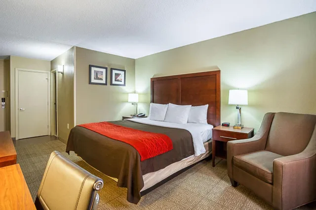 جناح ديلوكس بسرير كينج، Comfort Inn Cleveland Downtown 2/10
