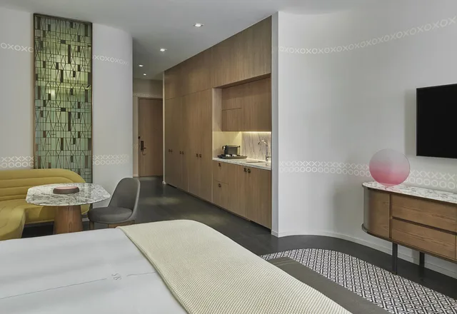 غرفة بسرير كينج، SLS LUX Brickell 1/2