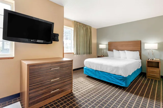 جناح بغرفة نوم واحدة مع أريكة، MainStay Suites Dubuque at Hwy 20 1/10