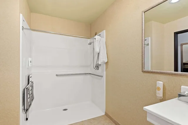 غرفة بسرير كينج مع أريكة لذوي الإعاقة، Comfort Inn and Suites Creswell 4/4