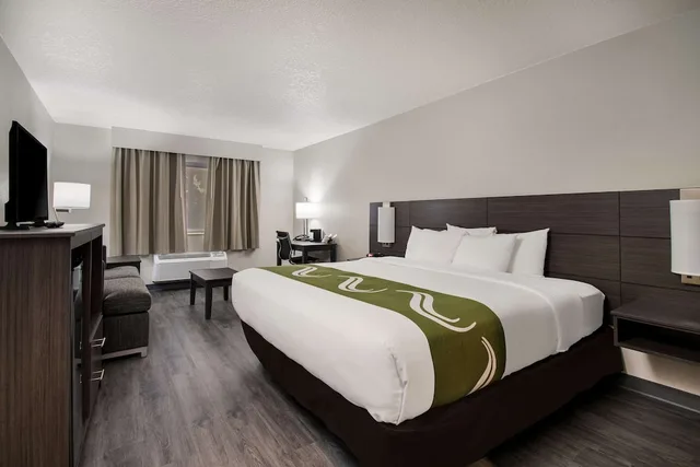 Standard, King Bed, Sofa, Quality Inn & Suites Wilsonville OR 1/3