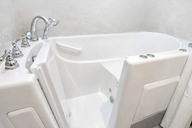 Presidential, Spa, King Bed, 2 Queen Beds, Hot Tub، Chase Suite Hotel Lincoln 3/5