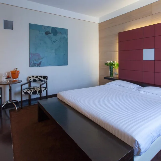 جناح جونيور، Inverigo Hotel 6/10