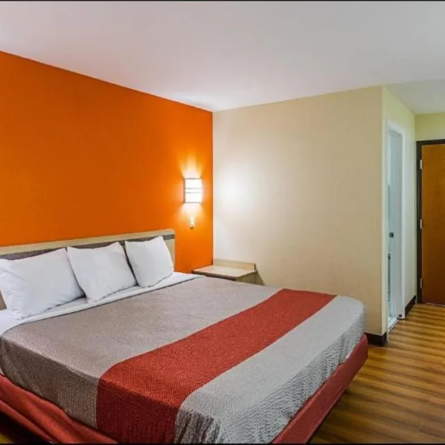 Room, Double Bed, Motel6 Urbana, IL 1/3