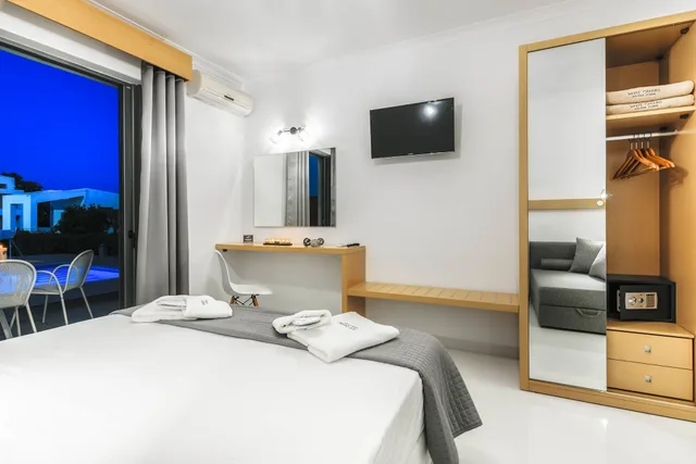 Deluxe, Studio, Twin Beds, Pool View, Sofa, White Canvas Boutique Studios 5/10
