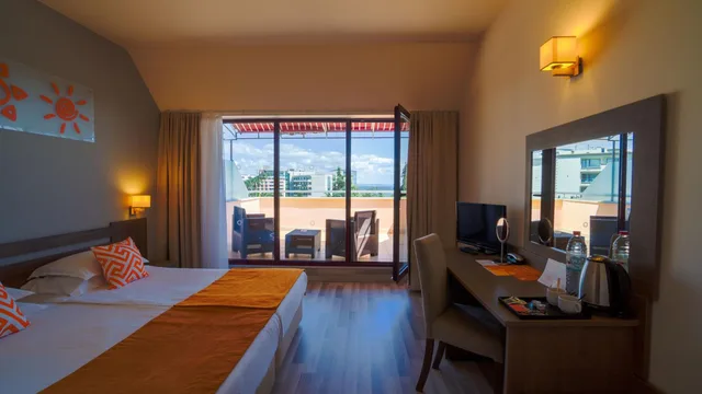 غرفة بسرير مزدوج أو سريرين منفصلين بإطلالة على البحر بشرفة، Park Hotel Odessos 1/10