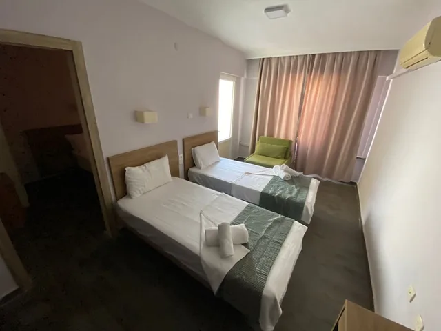 1 Bedroom, Family Suite, 1 Queen and 4 Single Beds, Murphy Bed، Baskent Hotel 4/10
