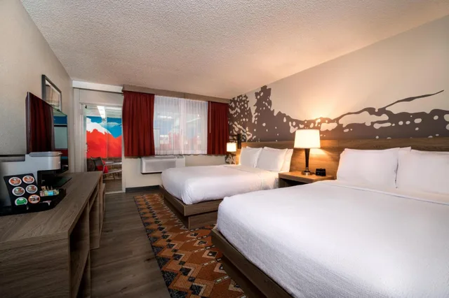 غرفة قياسية بسرير كوين بإطلالة على المسبح في الطابق الأرضي، Holiday Inn Estes Park 1/2