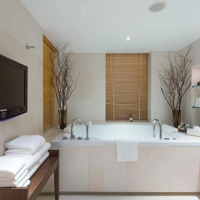 جناح بسرير كينج بإطلالة على البحر بشرفة بغرفة نوم واحدة، Holiday Inn Resort Phuket, an IHG Hotel 7/7