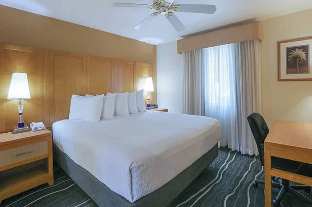 غرفة بسرير كينج لذوي الإعاقة، Ramada By Wyndham Costa Mesa/Newport Beach 5/10