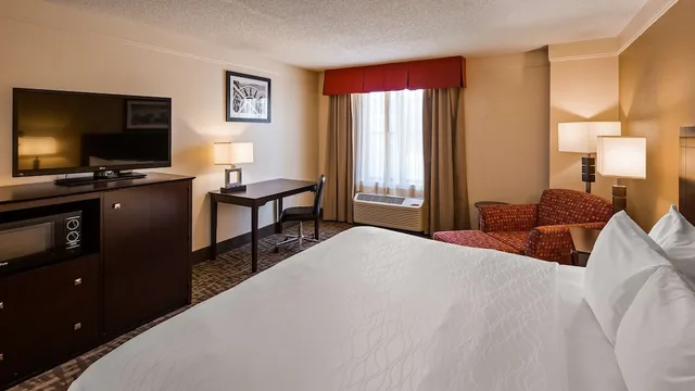 Suite, King Bed, Best Western Plus Peoria 3/6