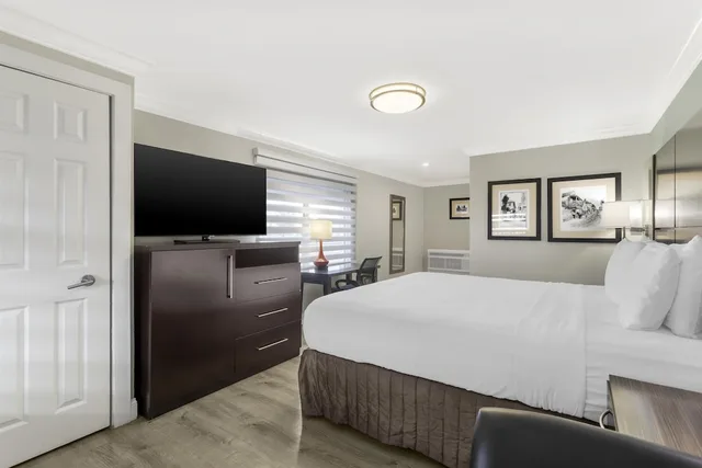 غرفة قياسية بسرير كينج، Best Western Historic Bayfront 4/6