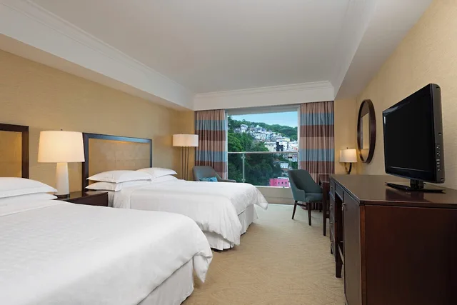 غرفة بسريرين مزدوجين بشرفة بإطلالة جزئية على البحر، Sheraton Grand Rio Hotel & Resort 1/5