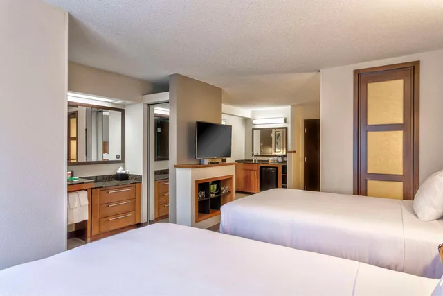 غرفة بسريرين مزدوجين مع أريكة في طابق مرتفع، Hyatt Place Kansas City/Overland Park/Convention Center 1/10