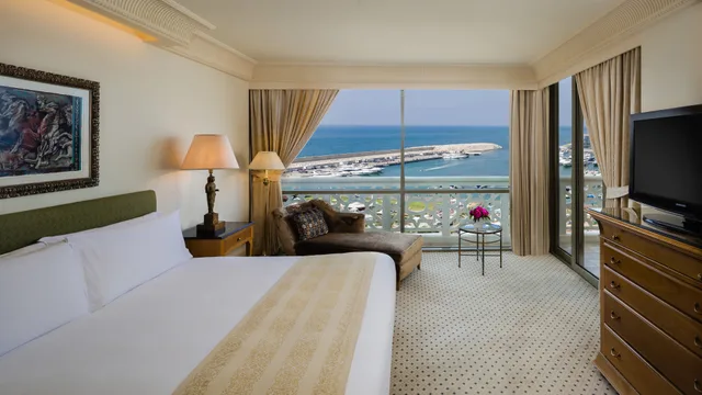 Ambassador, Suite, King Bed, Intercontinental Phoenicia Beirut 1/2