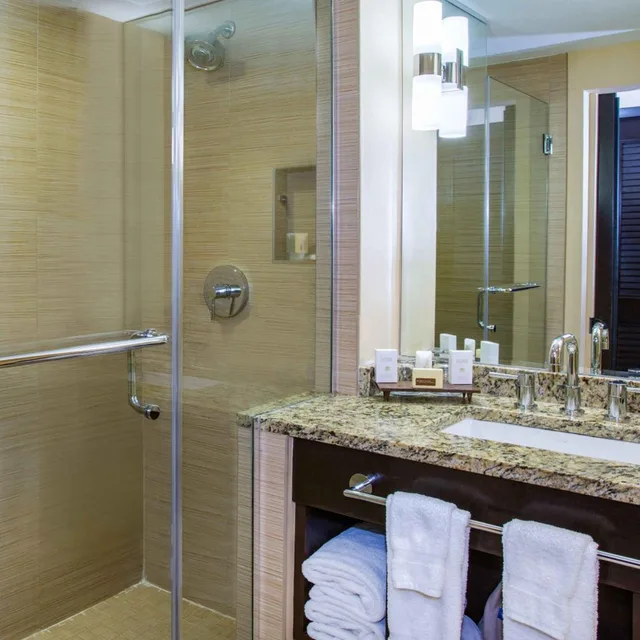 غرفة ركنية بسرير كينج بإطلالة على البحر، Wyndham Deerfield Beach Resort 6/6