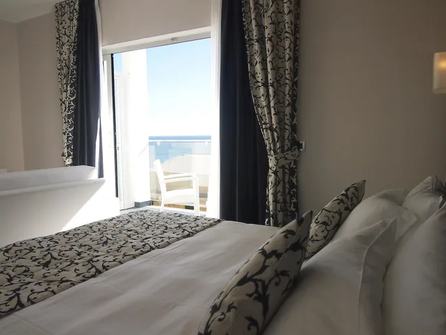 غرفة سوبيريور بسرير كينج بإطلالة على البحر بشرفة، Best Western Hotel Acqua Novel 1/2