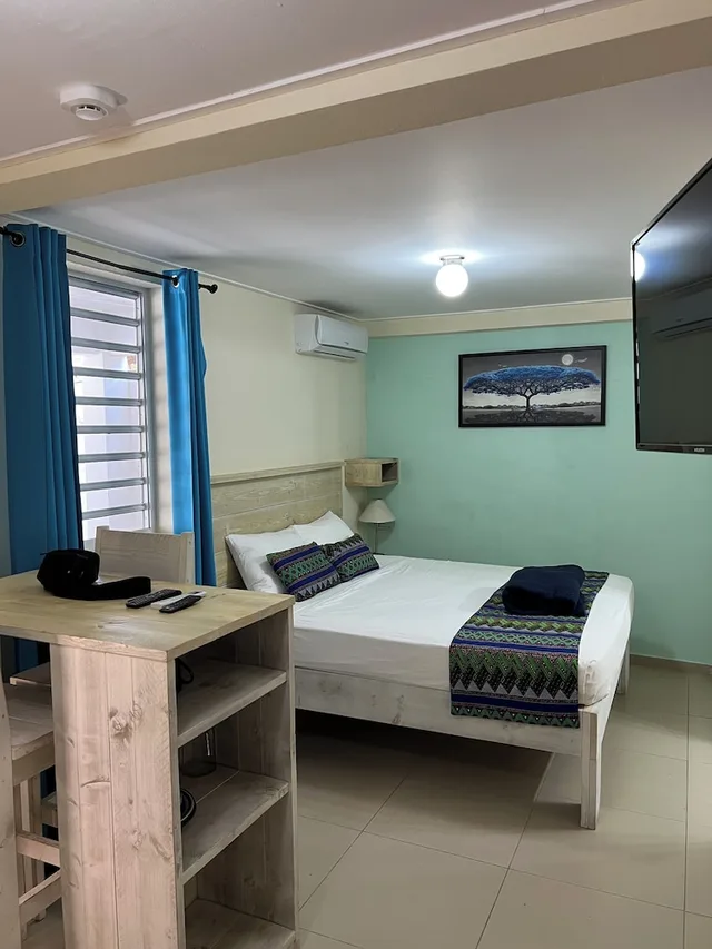 Room, Queen Bed, Kitchenette, Mustique Suites Curacao 2/5