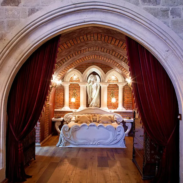 Suite, King Bed, Sacred House 2/3