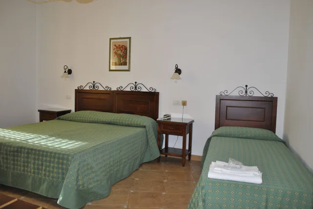 غرفة قياسية ثلاثية بثلاثة أسرّة، Hotel Ristorante Borgo La Tana 2/10