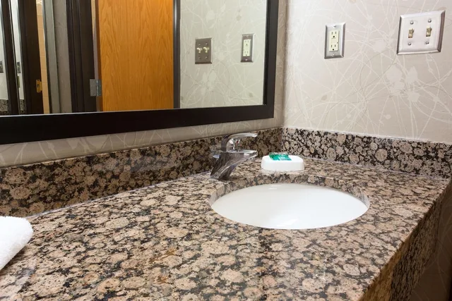 غرفة بسرير كينج في طابق مرتفع، Drury Inn & Suites San Antonio North Stone Oak 3/3