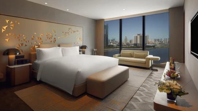 1 Bedroom, Suite, Dining Area، Intercontinental Tianjin Yujiapu Hotel And Residences 1/2