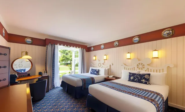 غرفة سوبيريور بسريرين كوين بشرفة، Disneys Newport Bay Club 2/3