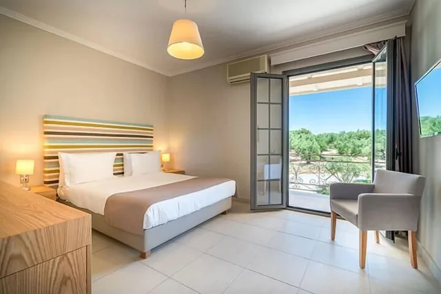 غرفة بسرير كوين بإطلالة على الجبل، Balcony Hotel 1/4