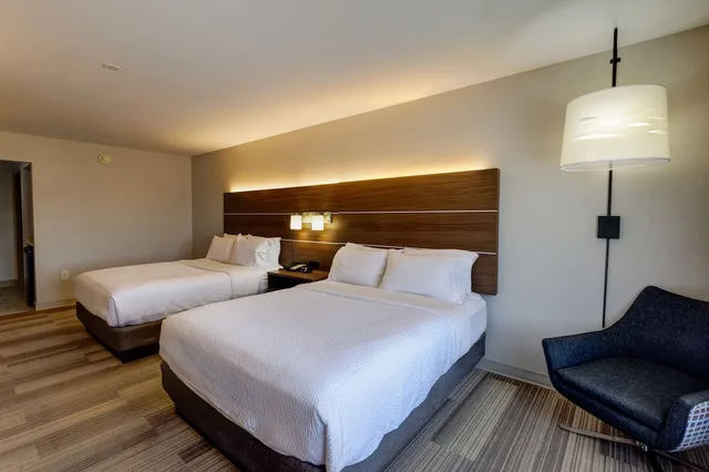 غرفة قياسية بسريرين كوين لذوي الإعاقة، Holiday Inn Express Hotel And Suites Shelbyville Indianapolis 3/3