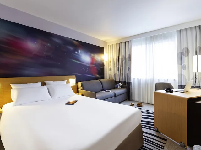 غرفة كلاسيكية بسرير مزدوج وسريرين منفصلين، NOVOTEL LIMOGES LE LAC 2/9