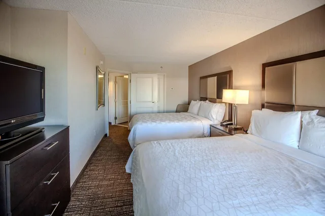 جناح بسريرين كوين بغرفة نوم واحدة مع أريكة، Holiday Inn And Suites Scottsdale North Airpark Ex Wingate By Wyndham Scottsdale 2/8