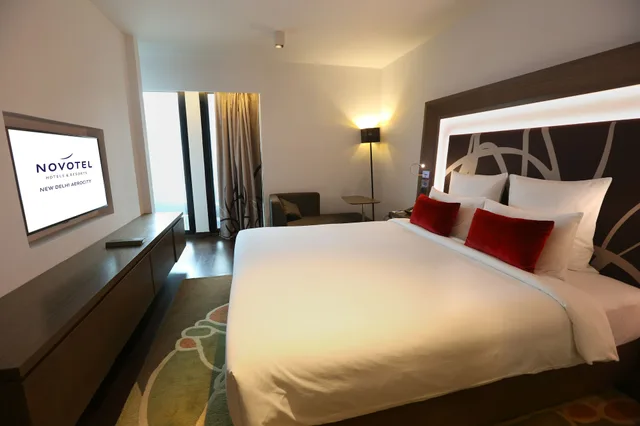 جناح سوبيريور بسرير كينج مع دخول صالة النادي، Novotel New Delhi Aerocity 1/10
